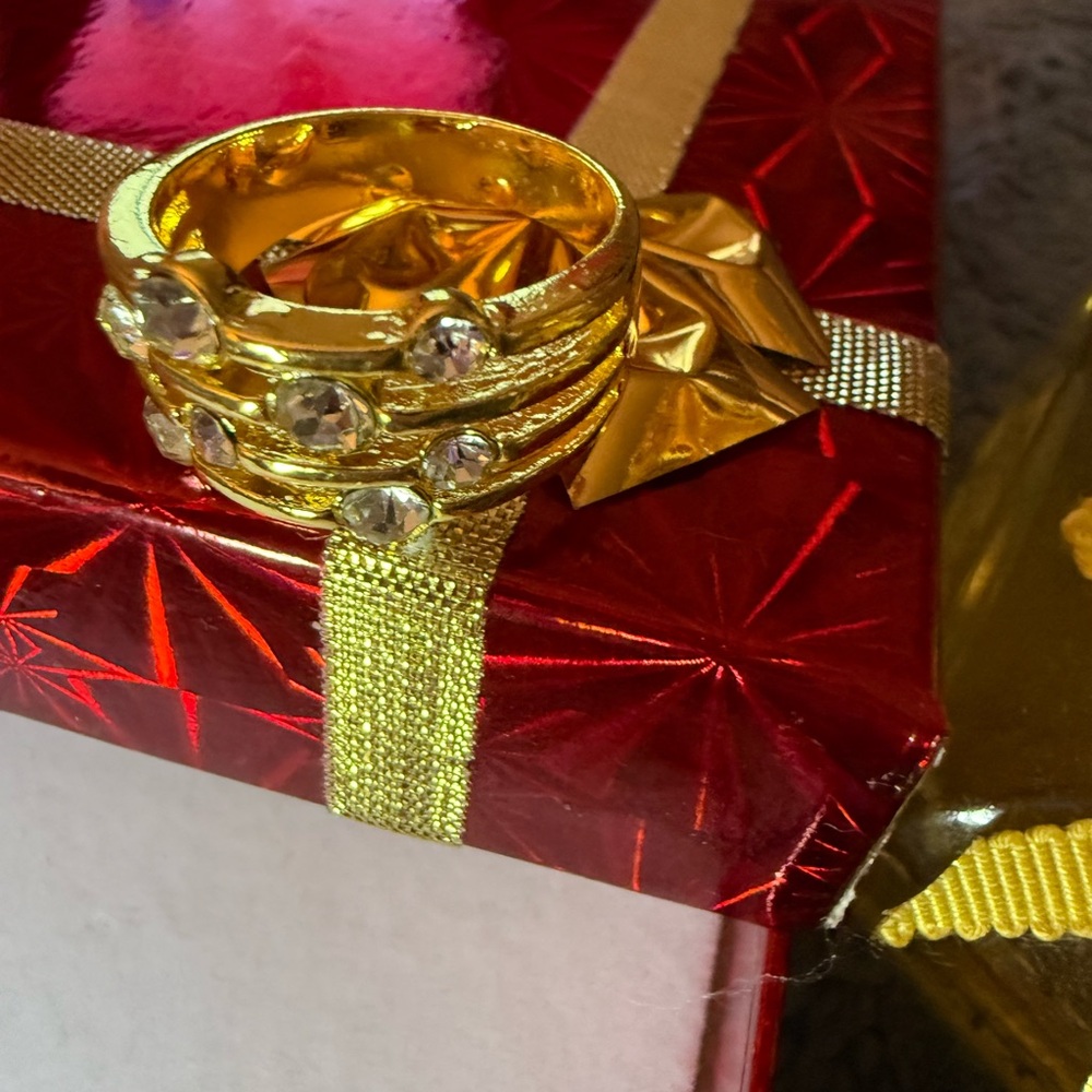 Dazzling Gold Women's Ring with Crystal Accents